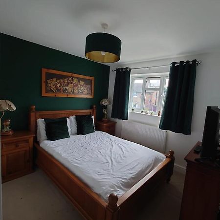 Lovely Rooms In A Quiet Place Of Woking Eksteriør bilde