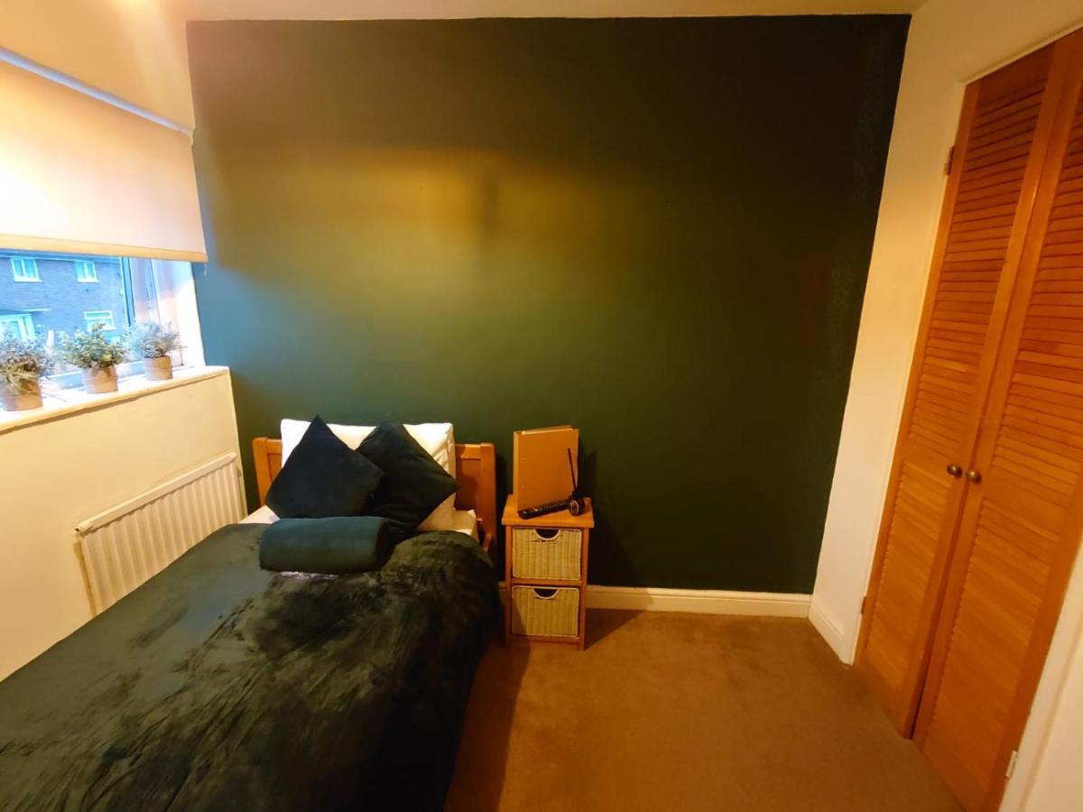 Lovely Rooms In A Quiet Place Of Woking Eksteriør bilde