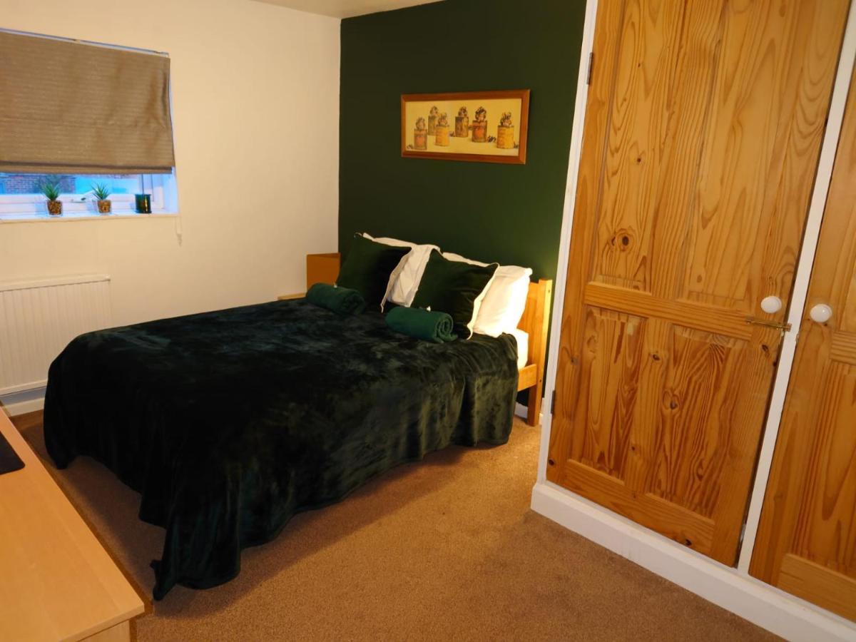 Lovely Rooms In A Quiet Place Of Woking Eksteriør bilde