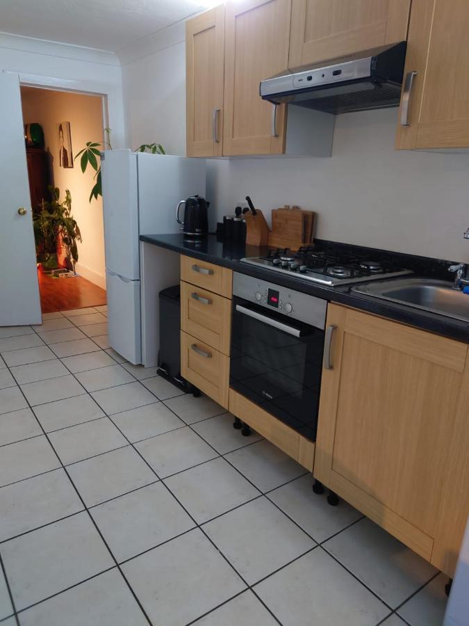 Lovely Rooms In A Quiet Place Of Woking Eksteriør bilde