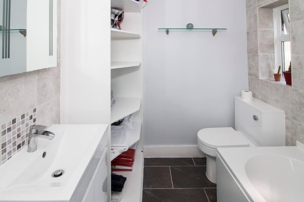 Lovely Rooms In A Quiet Place Of Woking Eksteriør bilde