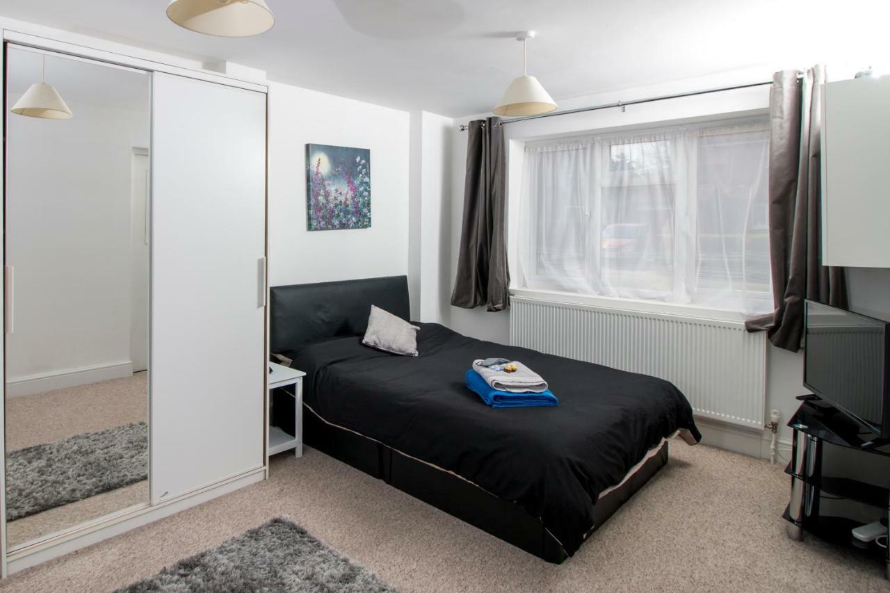 Lovely Rooms In A Quiet Place Of Woking Eksteriør bilde