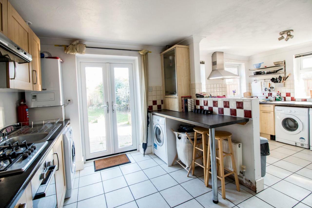 Lovely Rooms In A Quiet Place Of Woking Eksteriør bilde